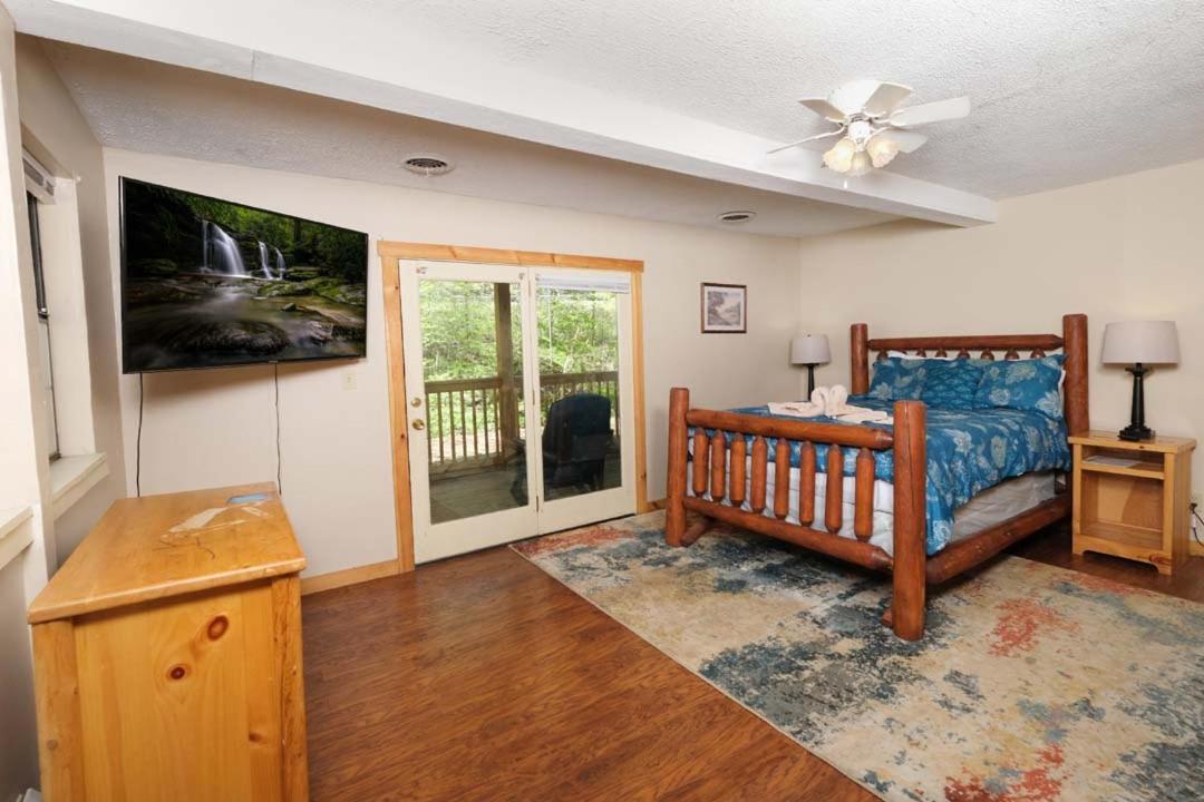 Spacious Creekside 6br Fire Pit Hot Tub Free Attraction Tickets Holiday home *