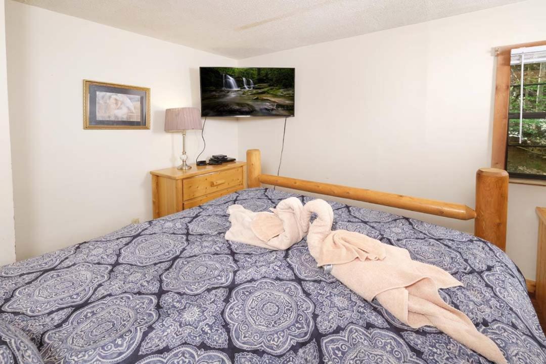 Holiday home Spacious Creekside 6br Fire Pit Hot Tub Free Attraction Tickets Pigeon Forge