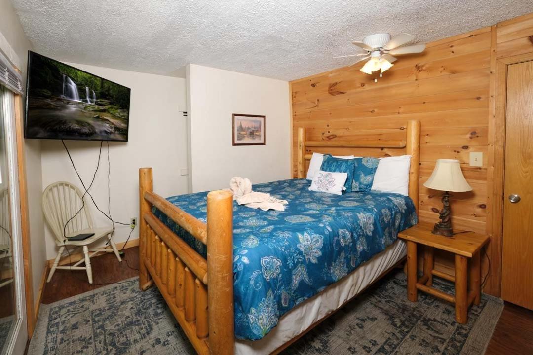 Spacious Creekside 6br Fire Pit Hot Tub Free Attraction Tickets