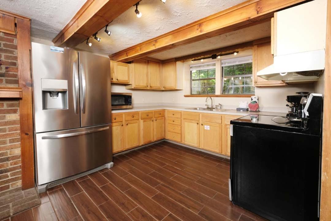 Spacious Creekside 6br Fire Pit Hot Tub Free Attraction Tickets Holiday home *