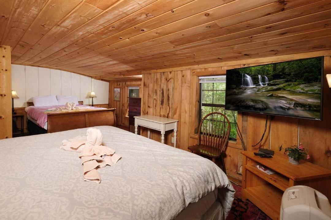 Spacious Creekside 6br Fire Pit Hot Tub Free Attraction Tickets * Pigeon Forge
