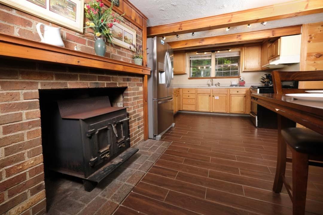 Spacious Creekside 6br Fire Pit Hot Tub Free Attraction Tickets Holiday home