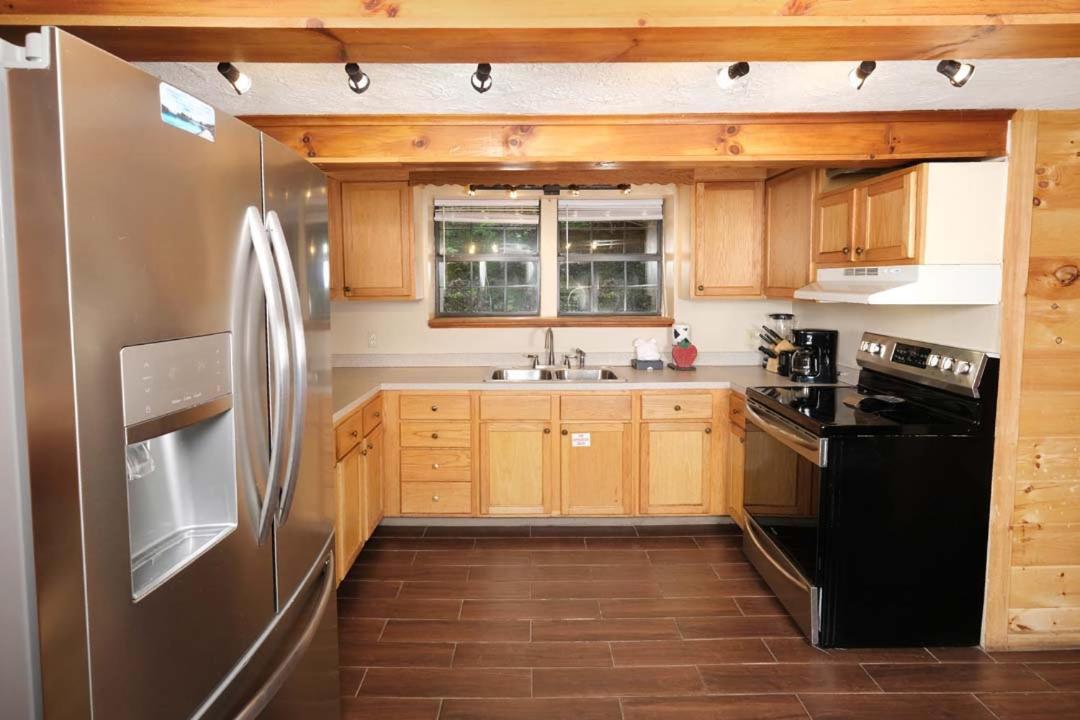 Holiday home Spacious Creekside 6br Fire Pit Hot Tub Free Attraction Tickets