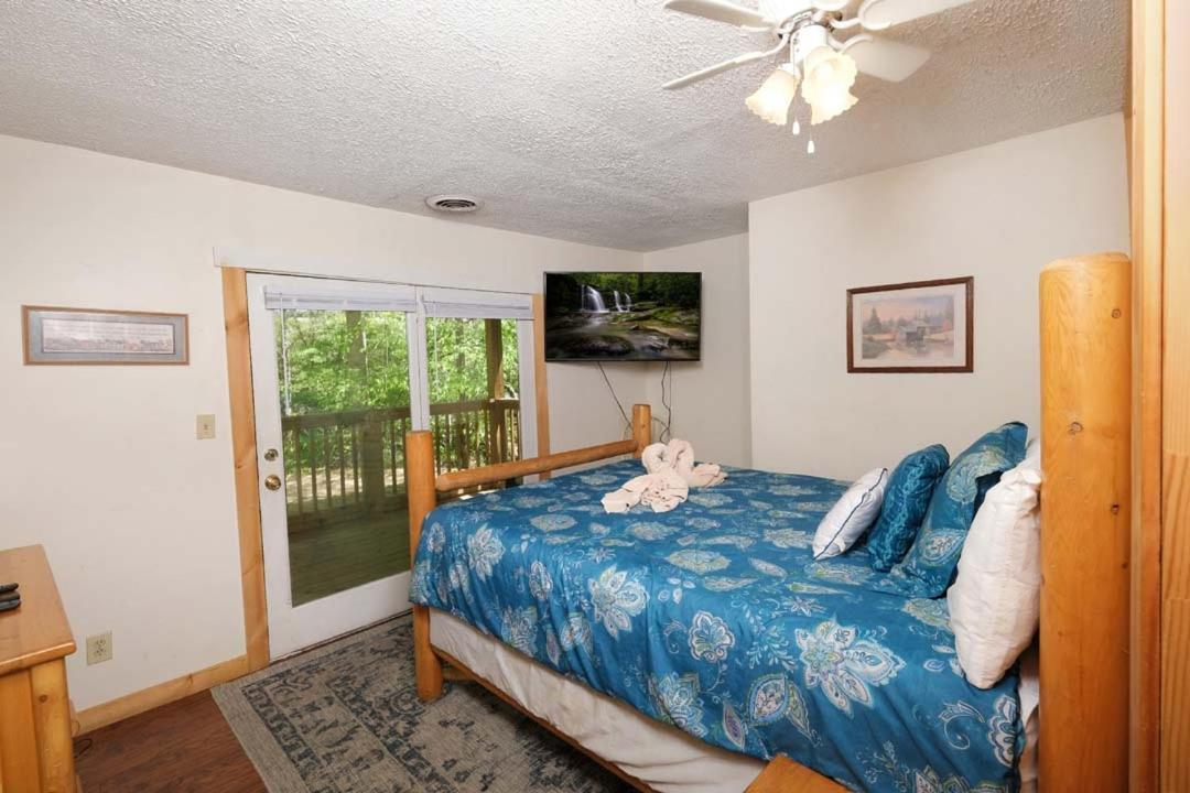 Spacious Creekside 6br Fire Pit Hot Tub Free Attraction Tickets Holiday home *