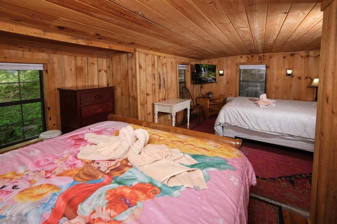 Spacious Creekside 6br Fire Pit Hot Tub Free Attraction Tickets Holiday home Pigeon Forge