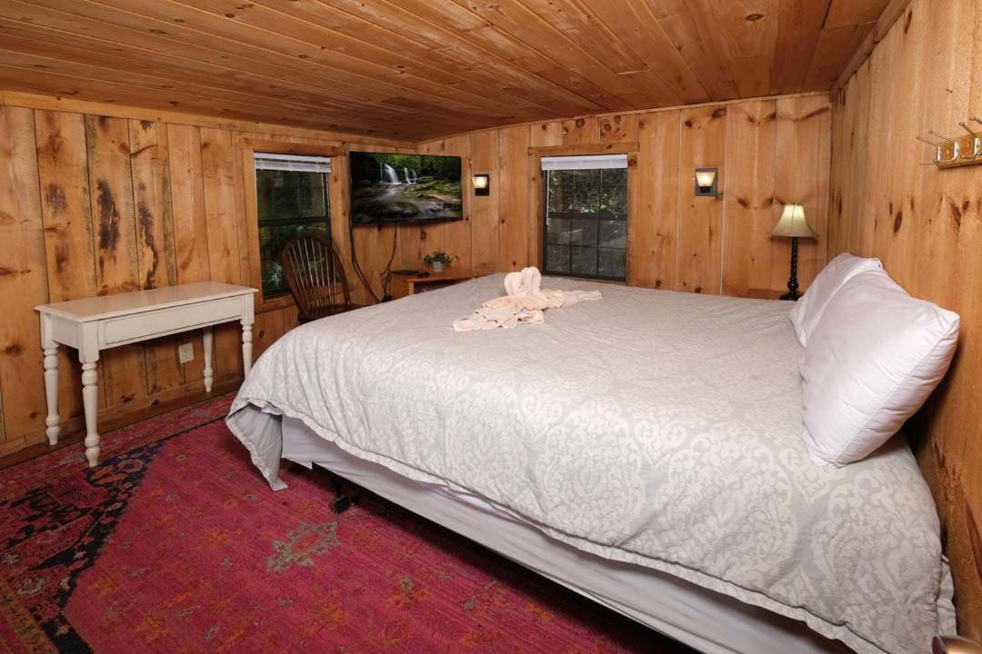 Spacious Creekside 6br Fire Pit Hot Tub Free Attraction Tickets *