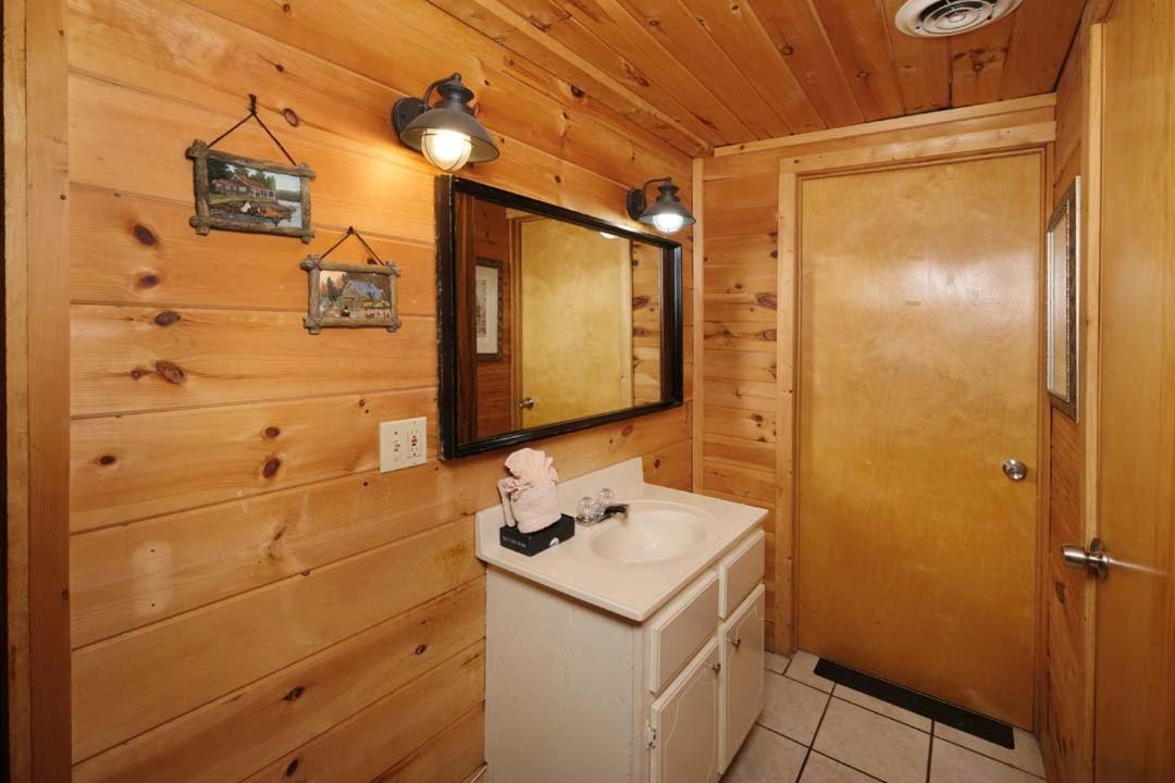 Spacious Creekside 6br Fire Pit Hot Tub Free Attraction Tickets * Pigeon Forge