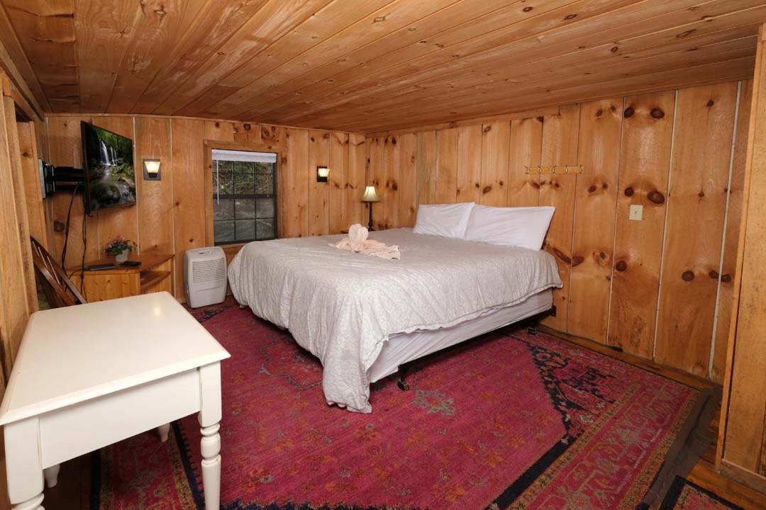 Spacious Creekside 6br Fire Pit Hot Tub Free Attraction Tickets