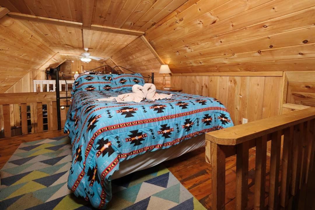 Spacious Creekside 6br Fire Pit Hot Tub Free Attraction Tickets Holiday home Pigeon Forge
