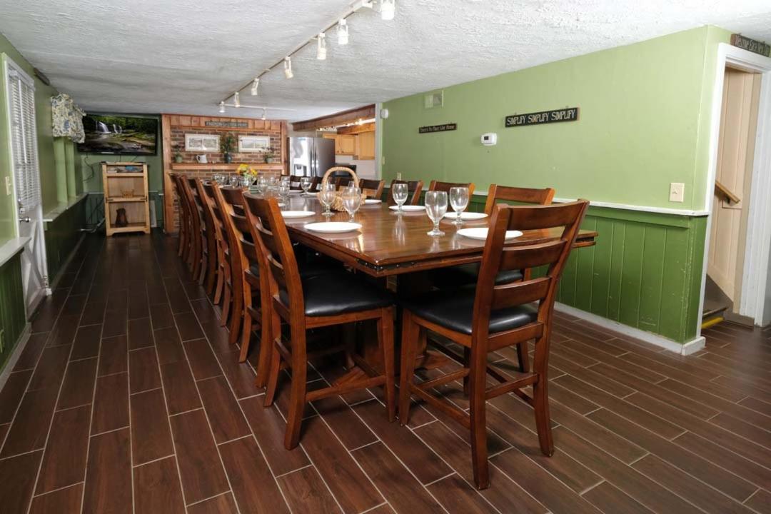 Spacious Creekside 6br Fire Pit Hot Tub Free Attraction Tickets Pigeon Forge