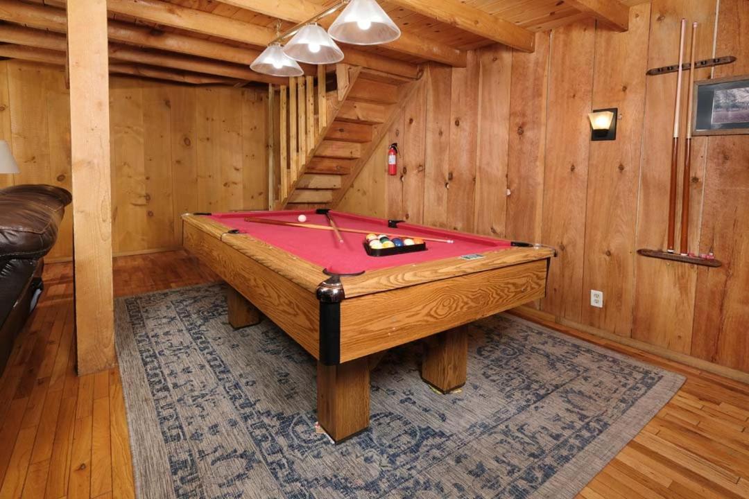 Spacious Creekside 6br Fire Pit Hot Tub Free Attraction Tickets Pigeon Forge