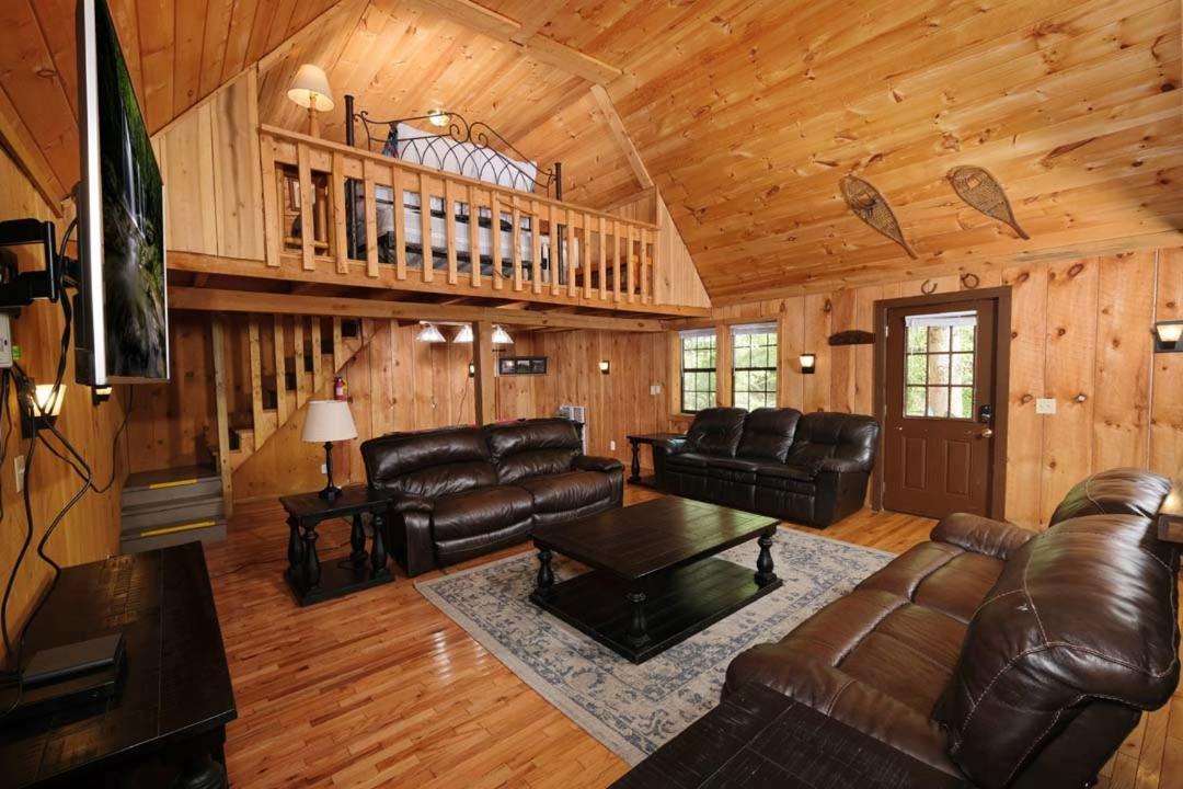 Spacious Creekside 6br Fire Pit Hot Tub Free Attraction Tickets Holiday home