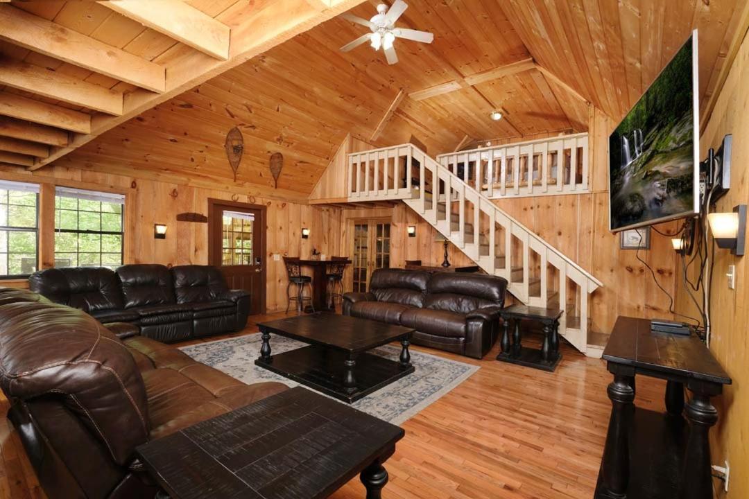 Spacious Creekside 6br Fire Pit Hot Tub Free Attraction Tickets Holiday home