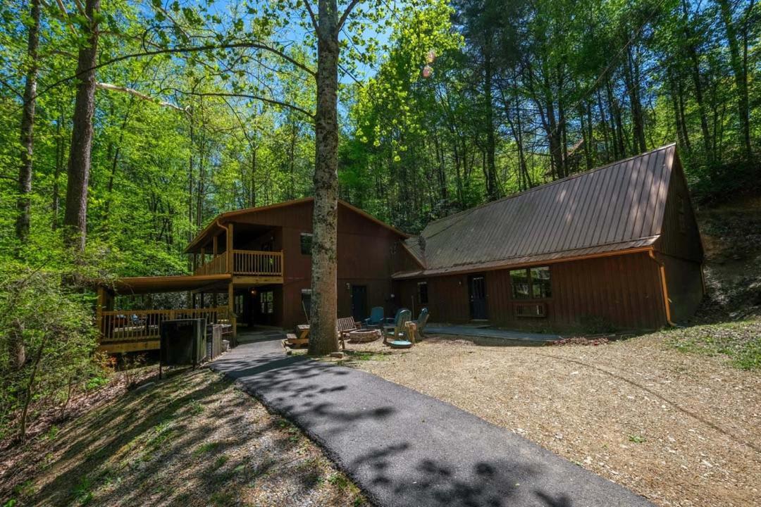 Spacious Creekside 6br Fire Pit Hot Tub Free Attraction Tickets Holiday home Pigeon Forge