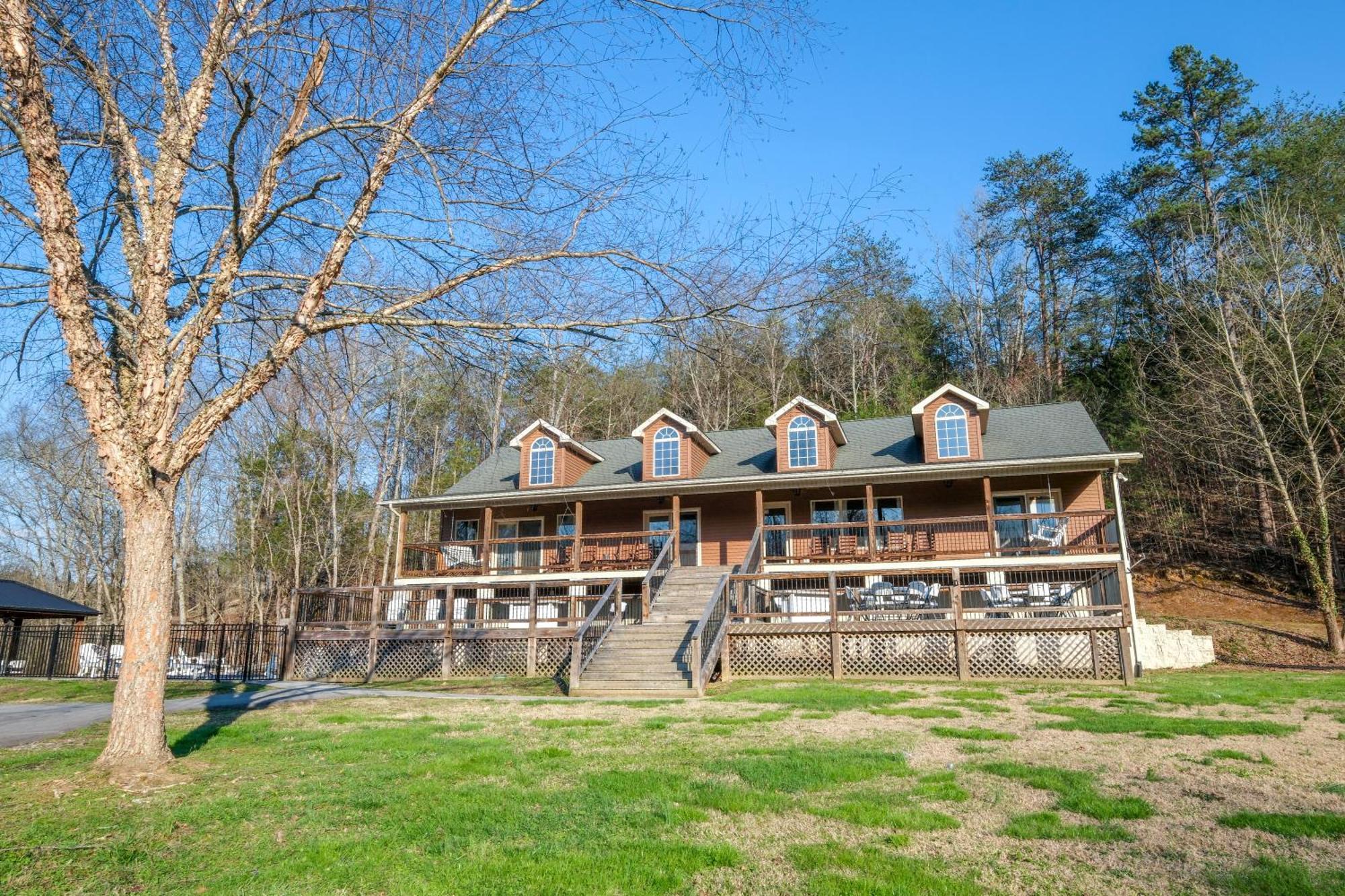 7br Sleeps 34 Outdoor Pool Fire Pit Secluded Free Attraction Tickets Holiday home Pigeon Forge