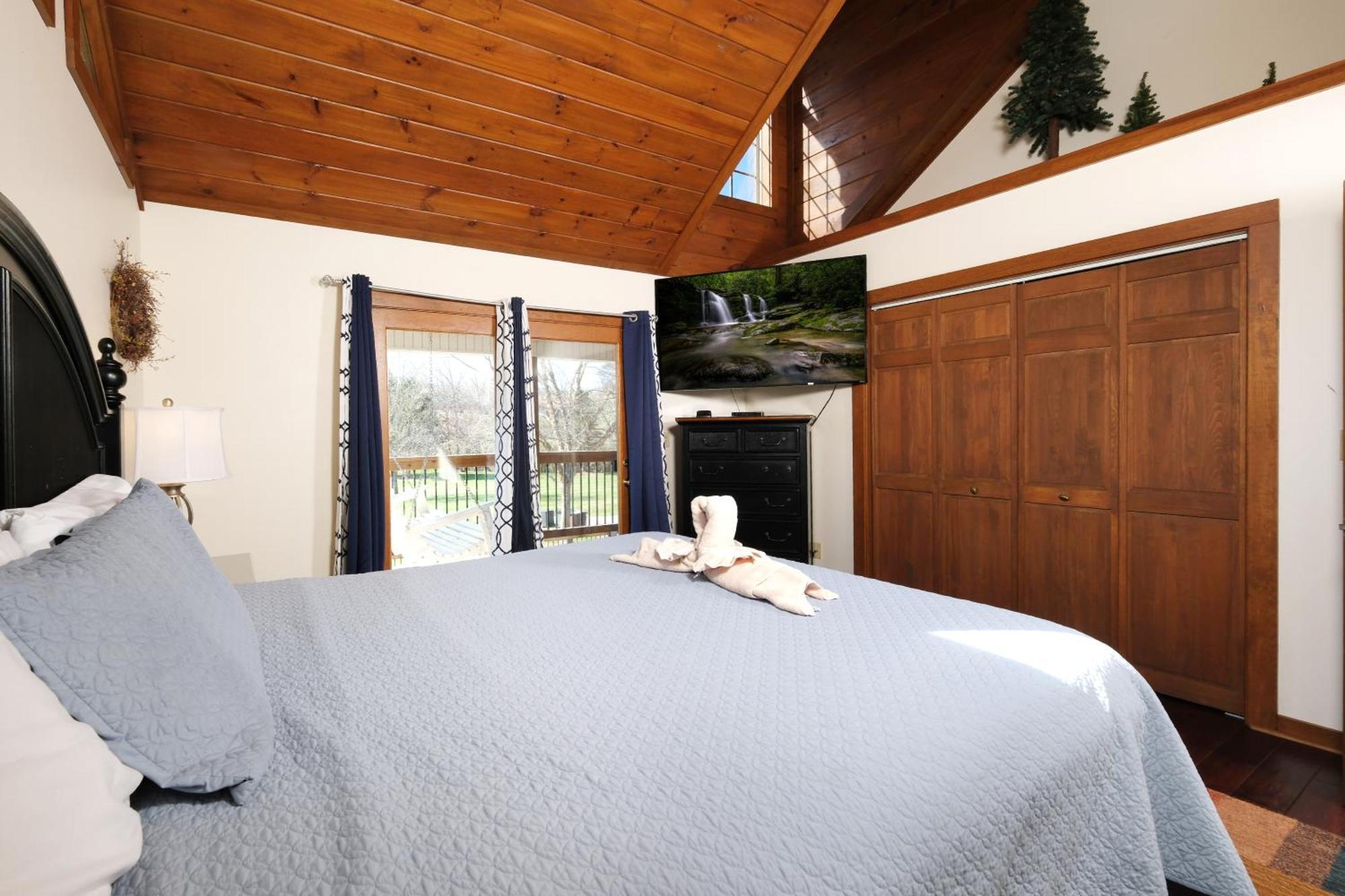 7br Sleeps 34 Outdoor Pool Fire Pit Secluded Free Attraction Tickets Pigeon Forge