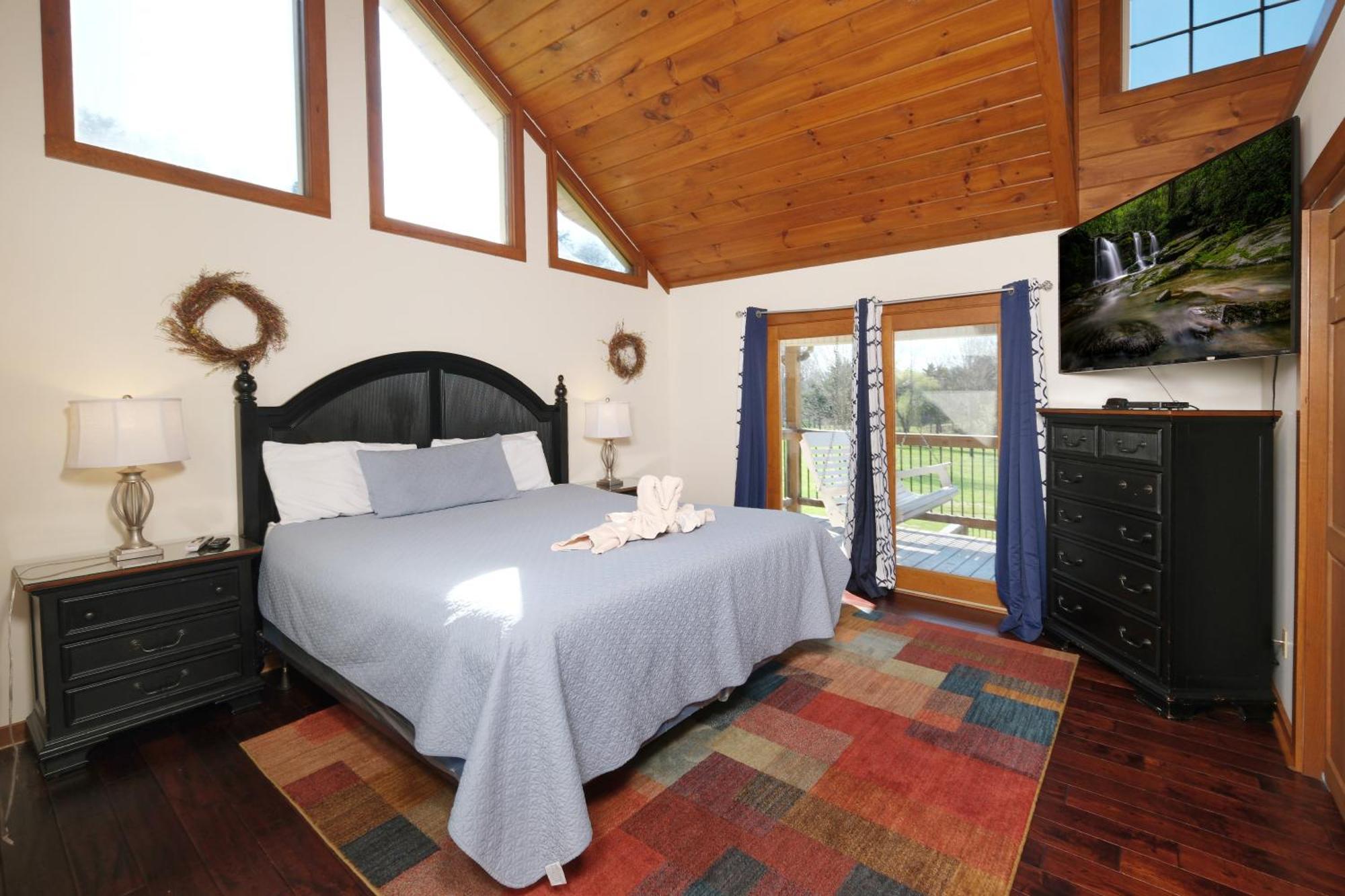 Holiday home 7br Sleeps 34 Outdoor Pool Fire Pit Secluded Free Attraction Tickets *