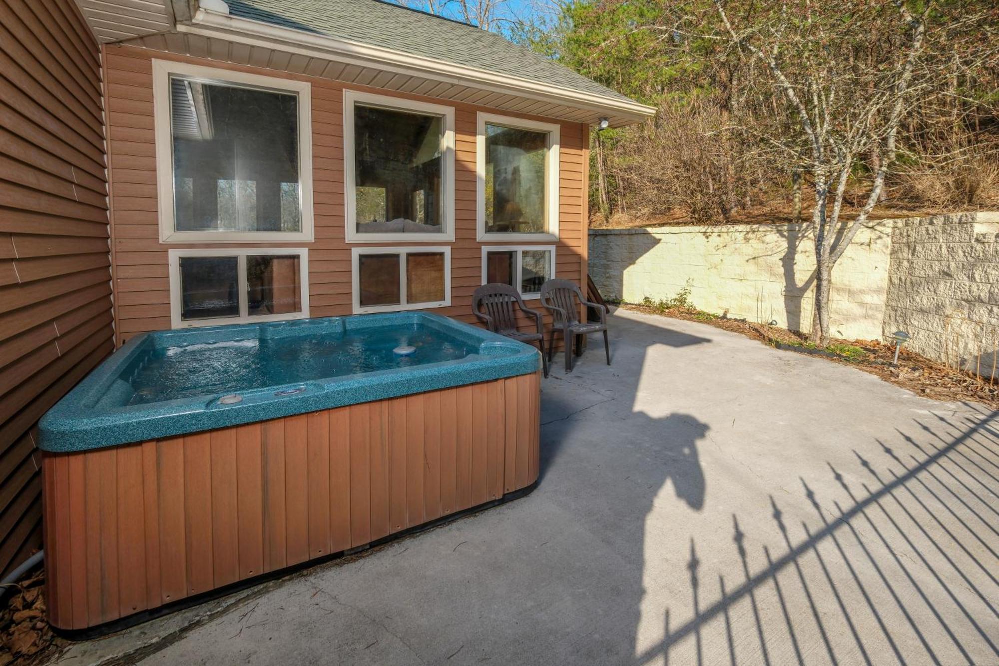 7br Sleeps 34 Outdoor Pool Fire Pit Secluded Free Attraction Tickets Holiday home Pigeon Forge