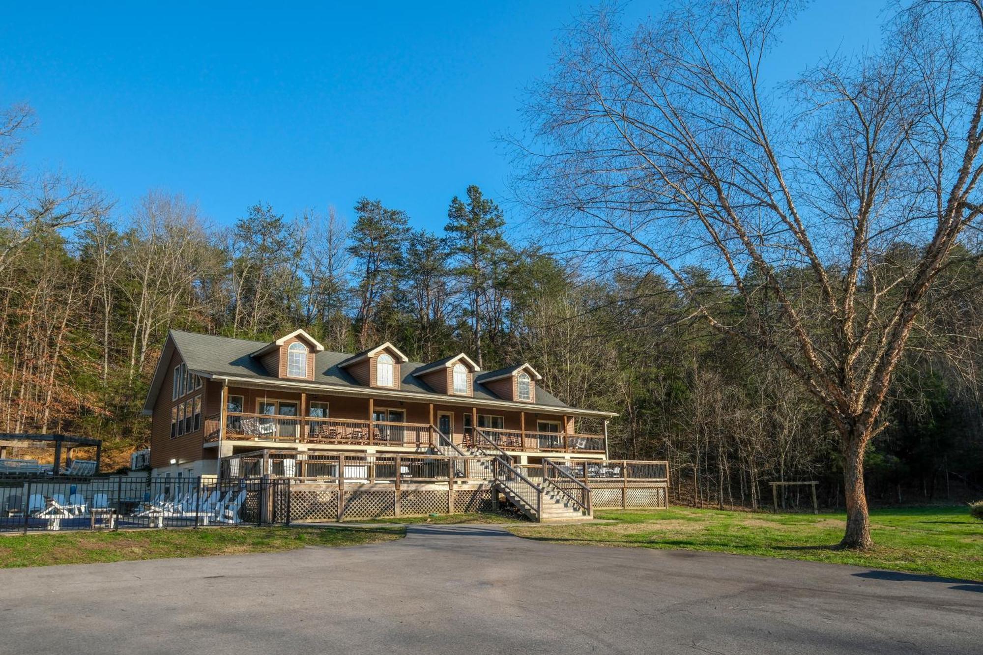 Holiday home 7br Sleeps 34 Outdoor Pool Fire Pit Secluded Free Attraction Tickets