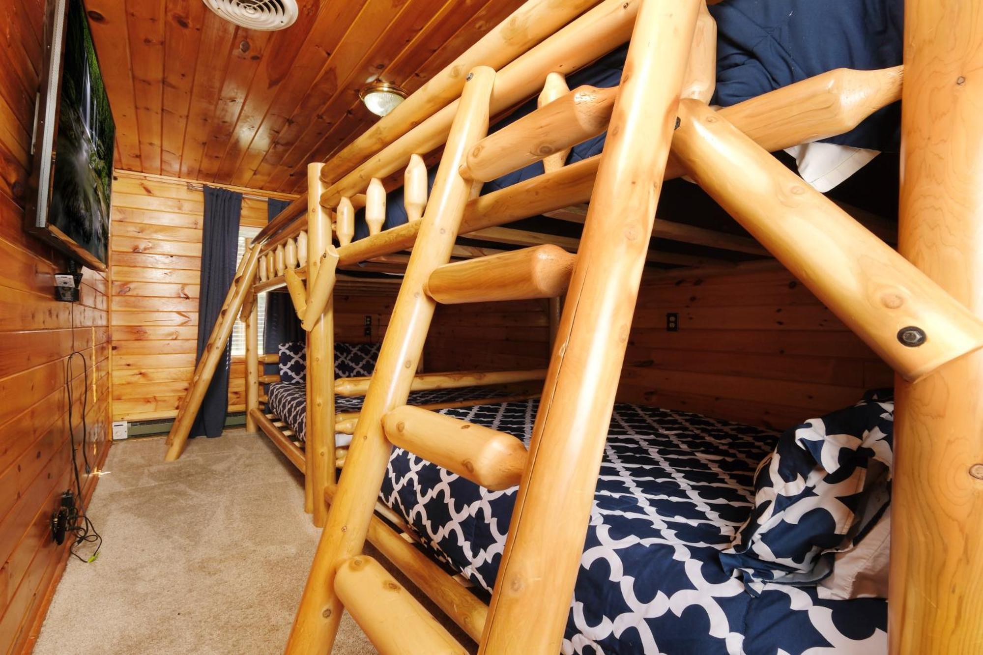 Holiday home 7br Sleeps 34 Outdoor Pool Fire Pit Secluded Free Attraction Tickets Pigeon Forge