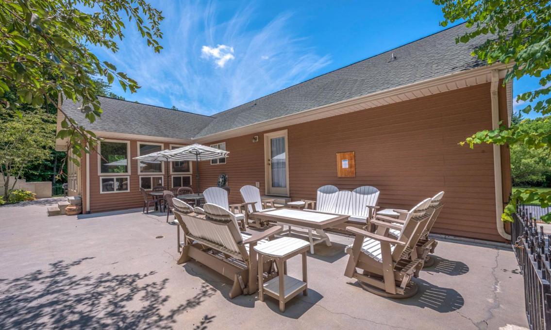 7br Sleeps 34 Outdoor Pool Fire Pit Secluded Free Attraction Tickets *