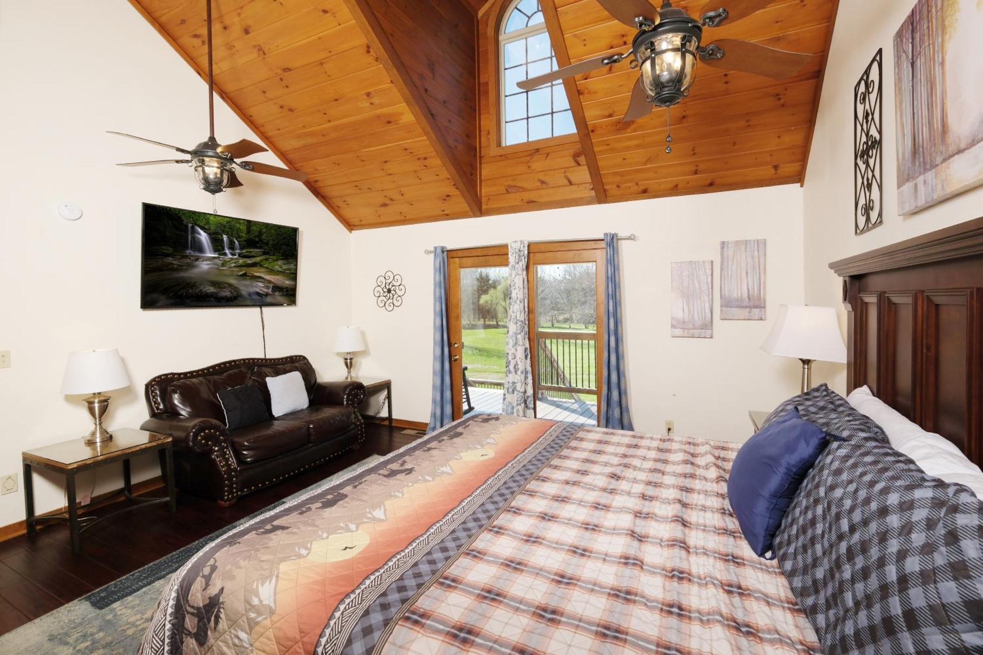7br Sleeps 34 Outdoor Pool Fire Pit Secluded Free Attraction Tickets Pigeon Forge