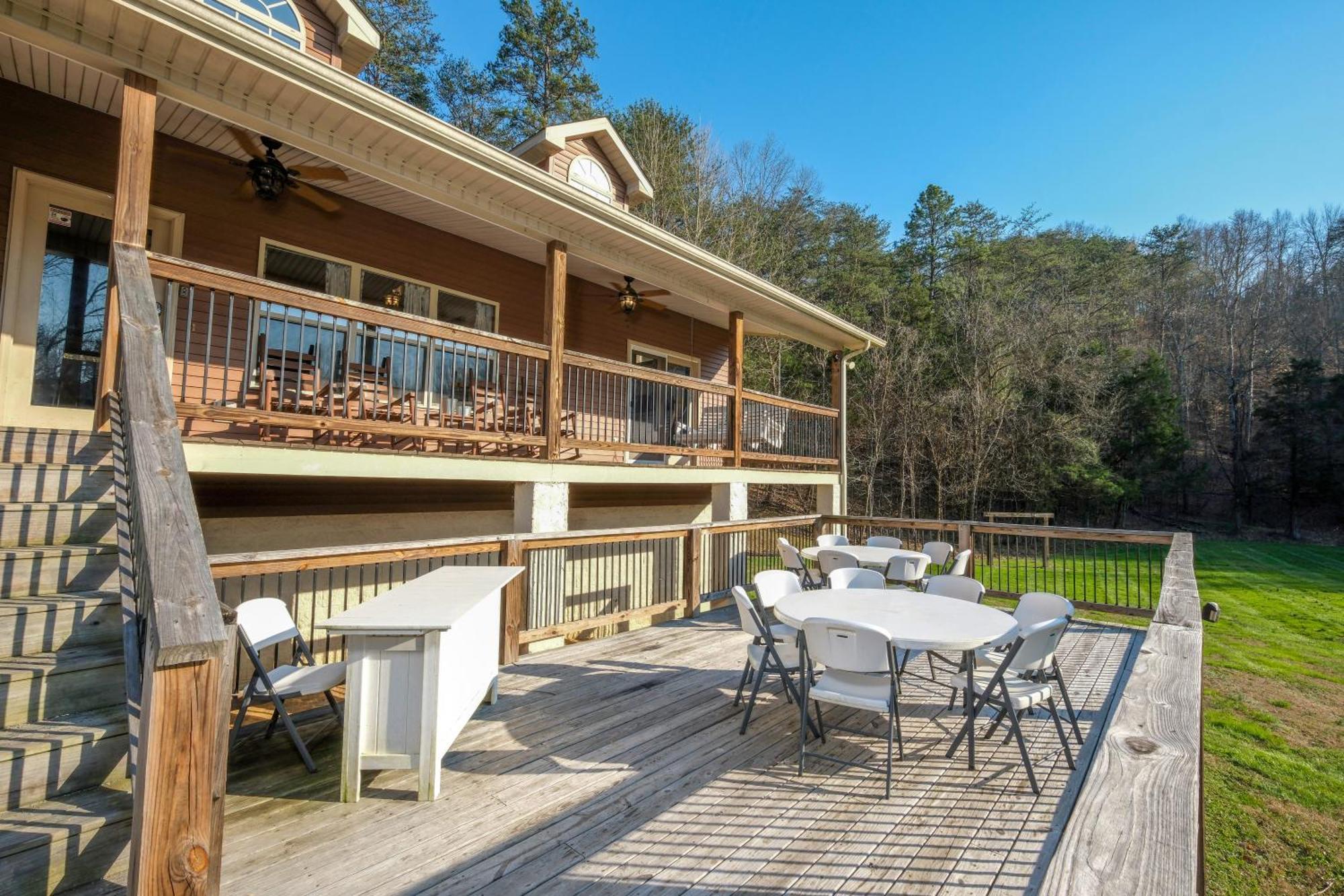 Holiday home 7br Sleeps 34 Outdoor Pool Fire Pit Secluded Free Attraction Tickets *