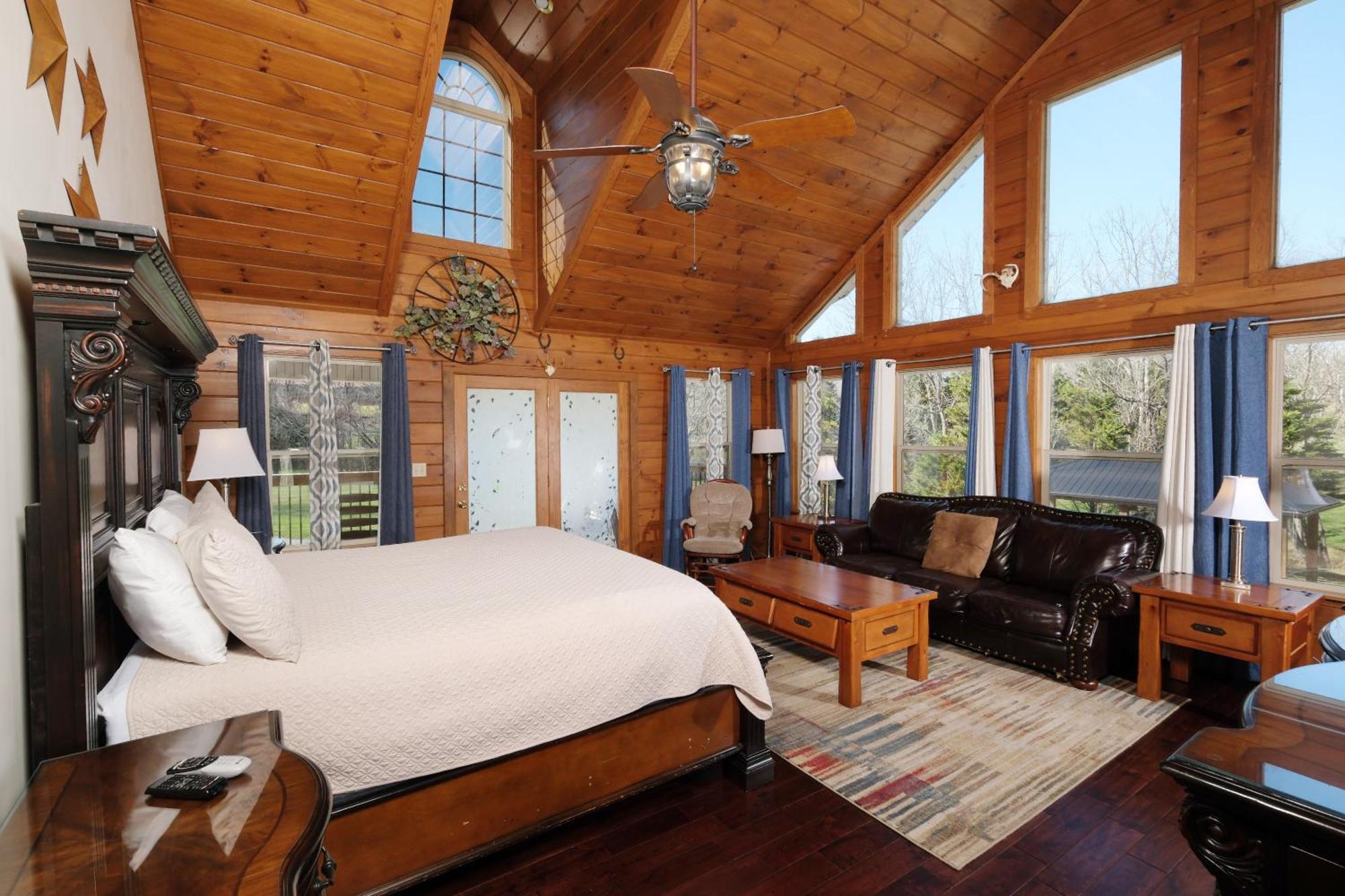 Holiday home 7br Sleeps 34 Outdoor Pool Fire Pit Secluded Free Attraction Tickets Pigeon Forge