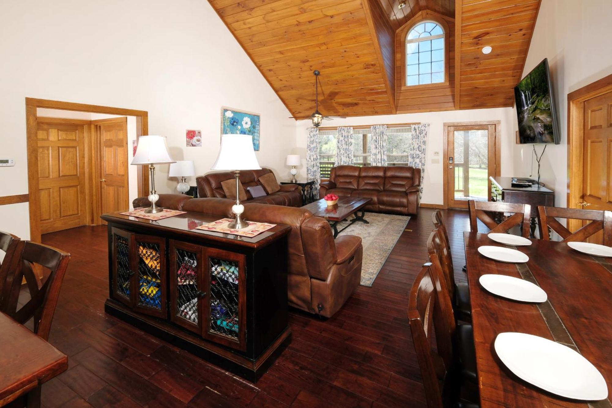 7br Sleeps 34 Outdoor Pool Fire Pit Secluded Free Attraction Tickets Holiday home Pigeon Forge