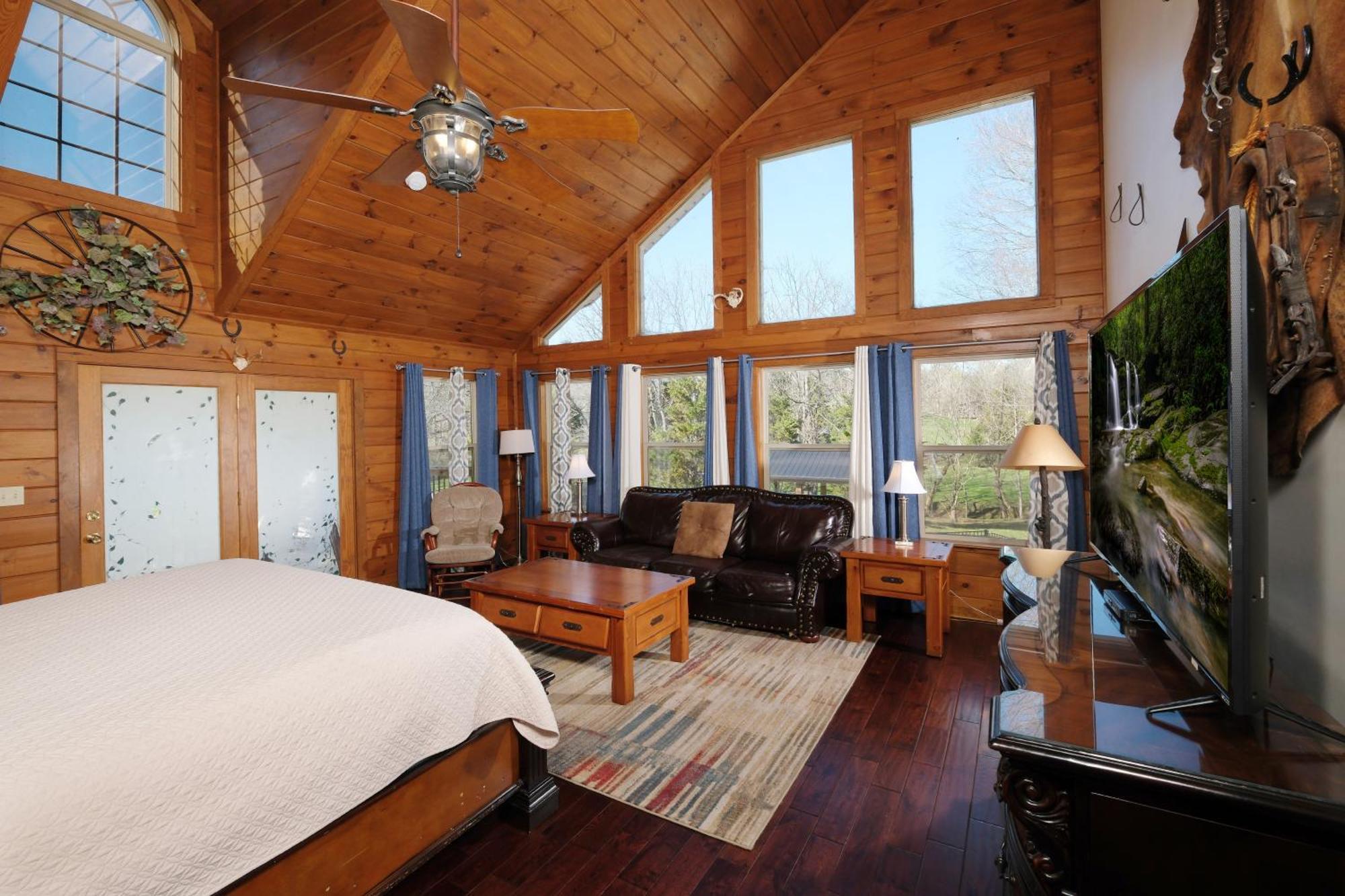Holiday home 7br Sleeps 34 Outdoor Pool Fire Pit Secluded Free Attraction Tickets Pigeon Forge