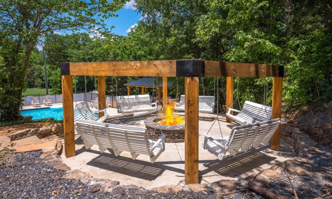 7br Sleeps 34 Outdoor Pool Fire Pit Secluded Free Attraction Tickets Holiday home Pigeon Forge