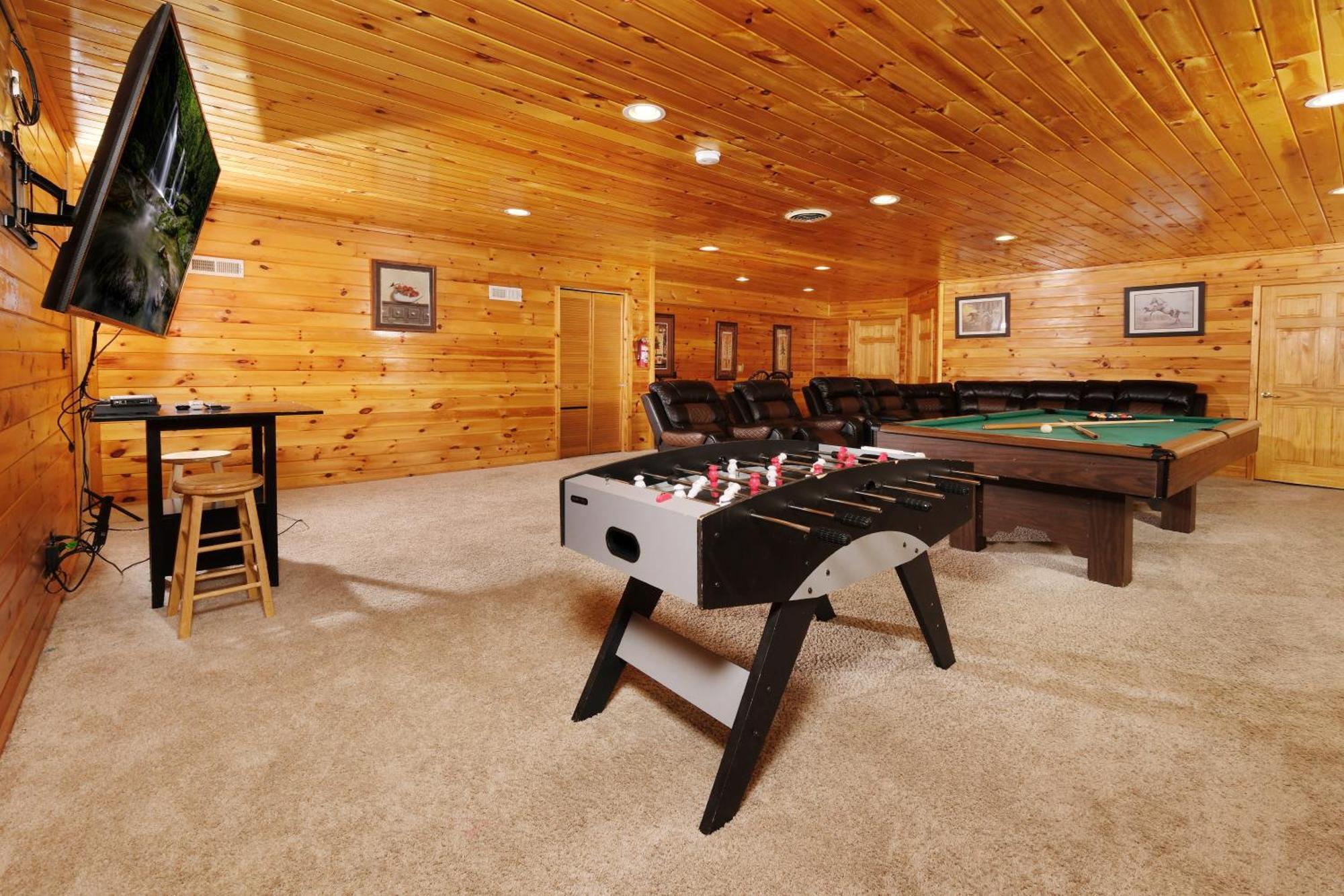 Holiday home 7br Sleeps 34 Outdoor Pool Fire Pit Secluded Free Attraction Tickets Pigeon Forge