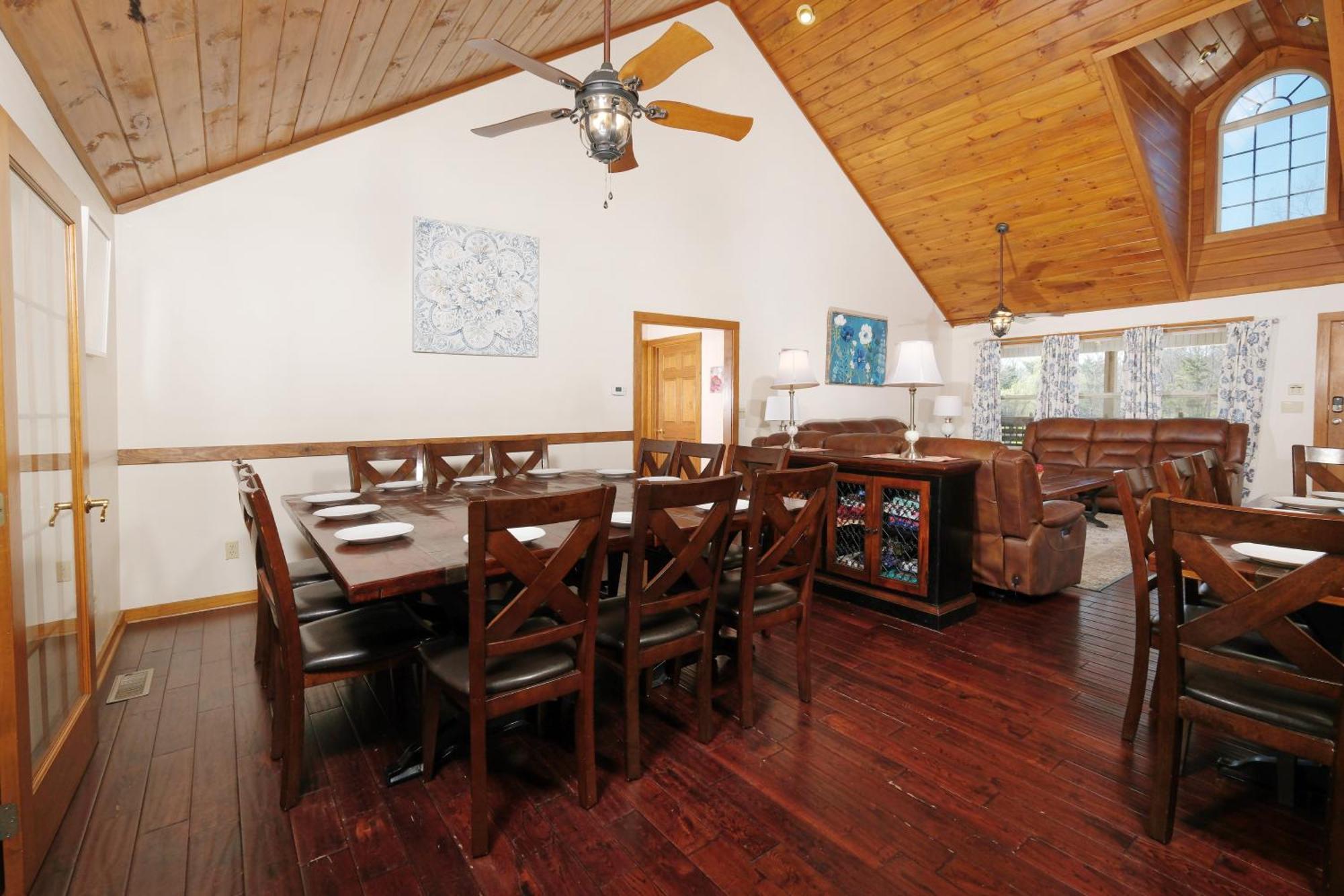 Holiday home 7br Sleeps 34 Outdoor Pool Fire Pit Secluded Free Attraction Tickets Pigeon Forge