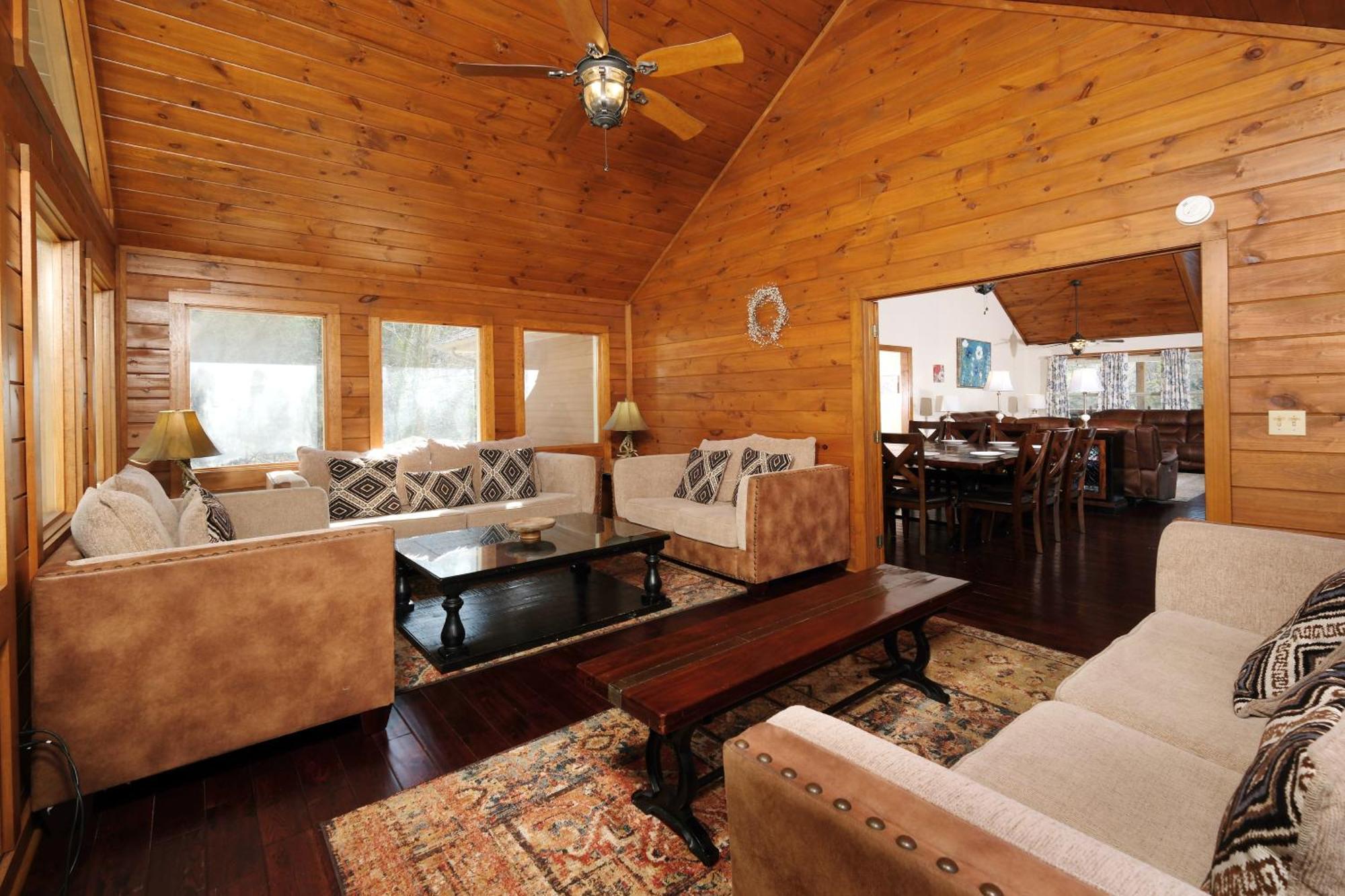 Holiday home 7br Sleeps 34 Outdoor Pool Fire Pit Secluded Free Attraction Tickets