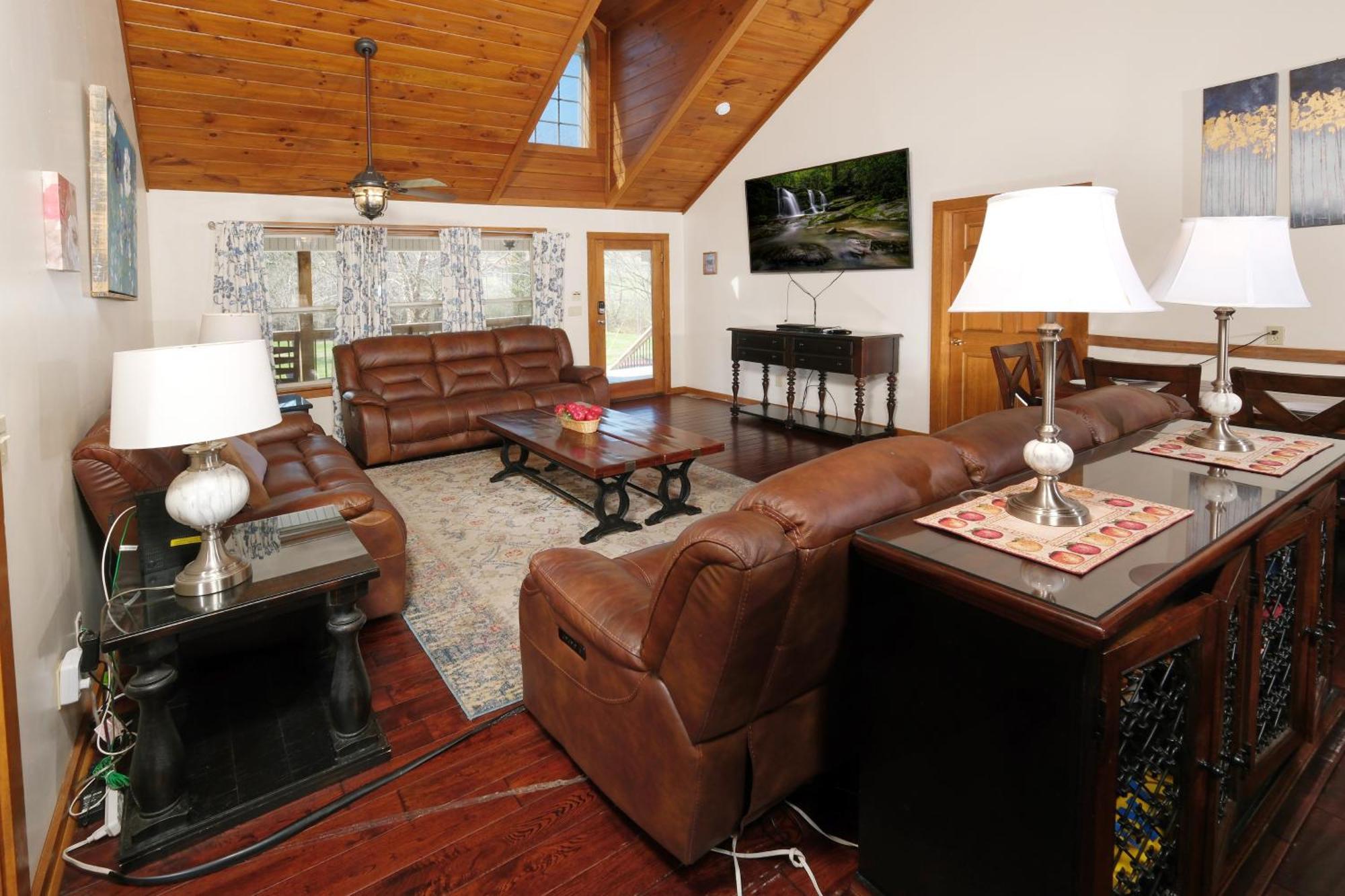 Holiday home 7br Sleeps 34 Outdoor Pool Fire Pit Secluded Free Attraction Tickets Pigeon Forge