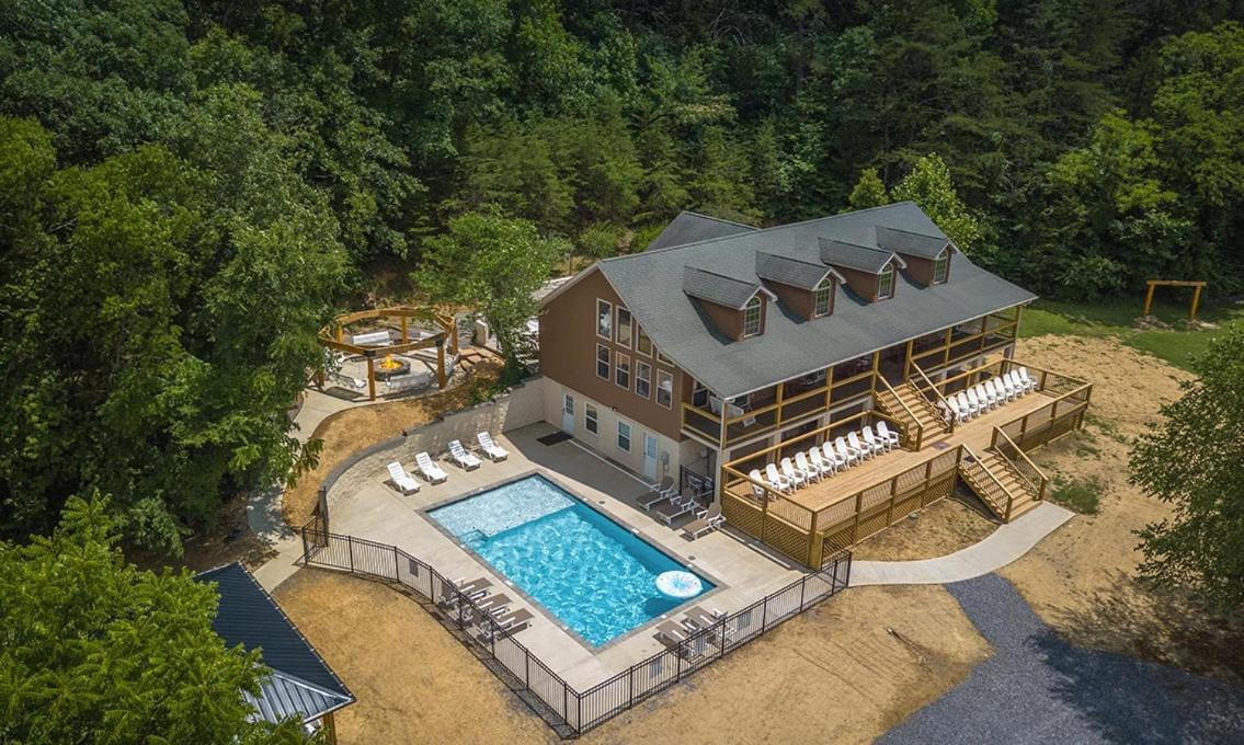 7br Sleeps 34 Outdoor Pool Fire Pit Secluded Free Attraction Tickets Holiday home *