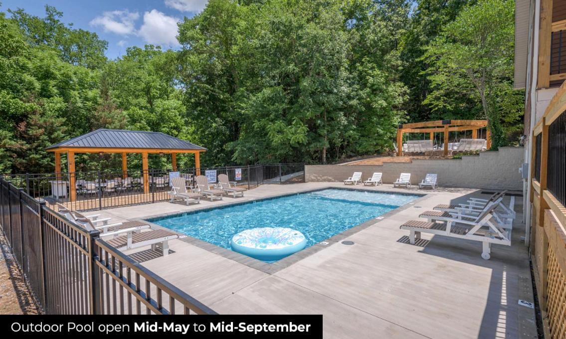 Holiday home 7br Sleeps 34 Outdoor Pool Fire Pit Secluded Free Attraction Tickets Pigeon Forge