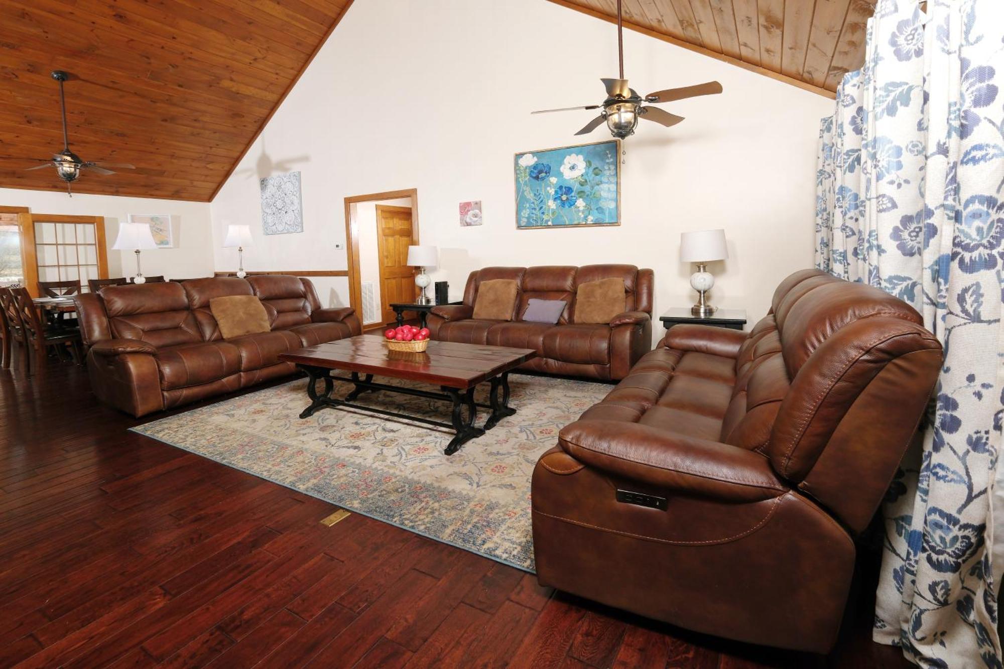 Holiday home 7br Sleeps 34 Outdoor Pool Fire Pit Secluded Free Attraction Tickets Pigeon Forge