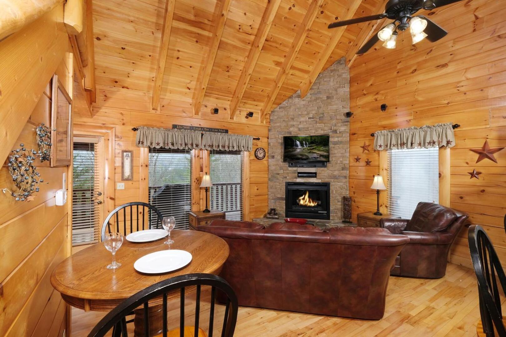 Romantic And Spacious 1br Gameroom Hot Tub Free Attraction Tickets Pigeon Forge