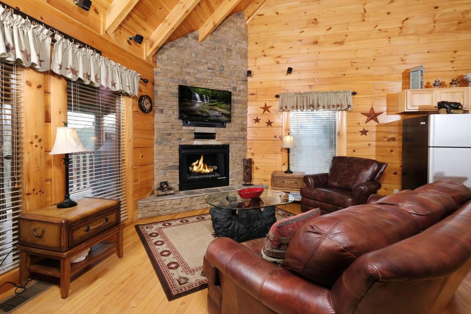 Romantic And Spacious 1br Gameroom Hot Tub Free Attraction Tickets Holiday home Pigeon Forge