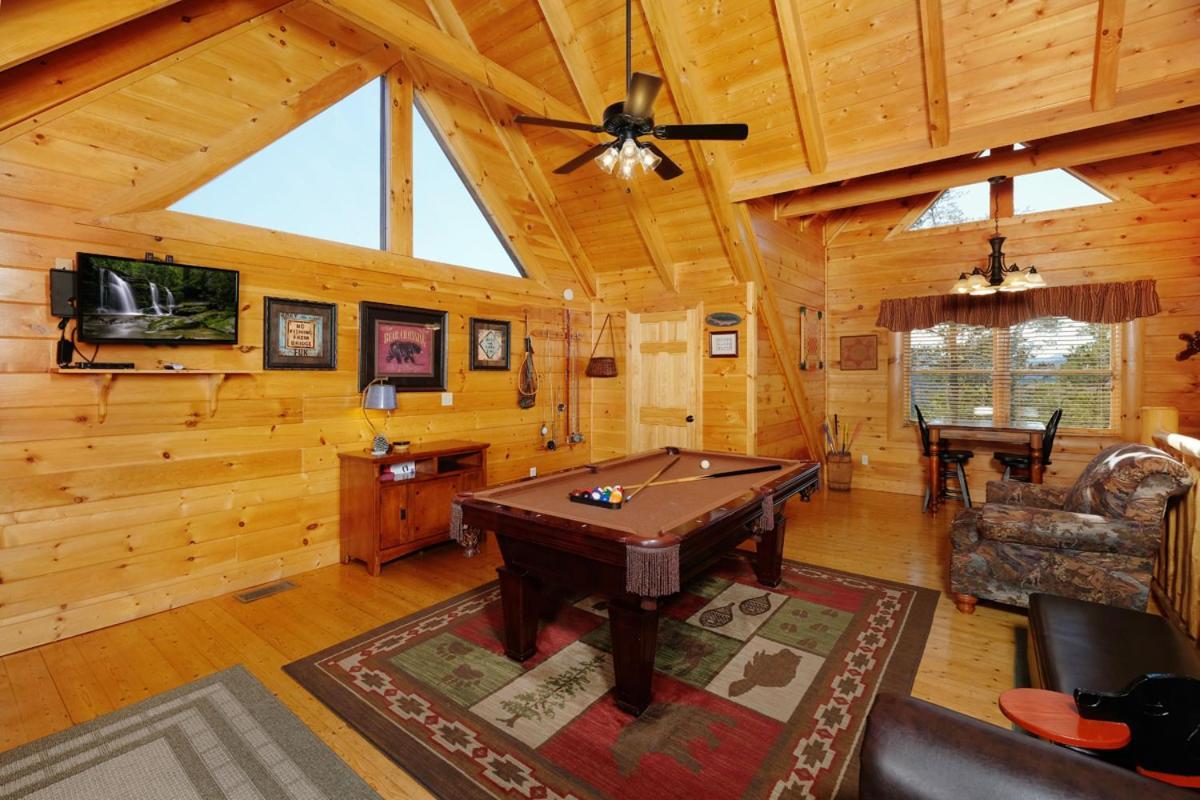 Modern 2br Hot Tub Pool Table Free Attraction Tickets Holiday home Pigeon Forge
