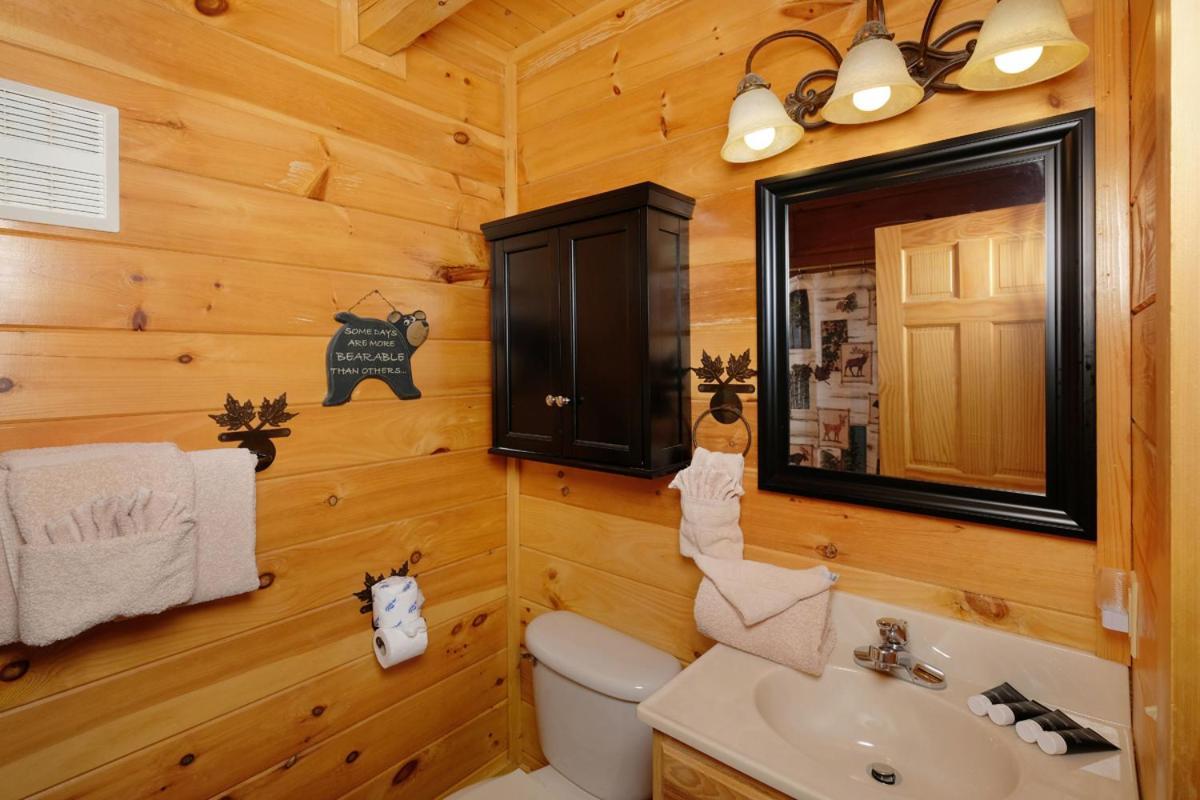 Modern 2br Hot Tub Pool Table Free Attraction Tickets Holiday home Pigeon Forge