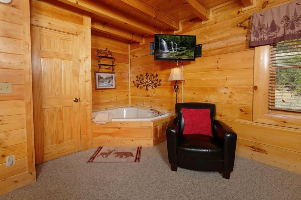 Modern 2br Hot Tub Pool Table Free Attraction Tickets Holiday home Pigeon Forge