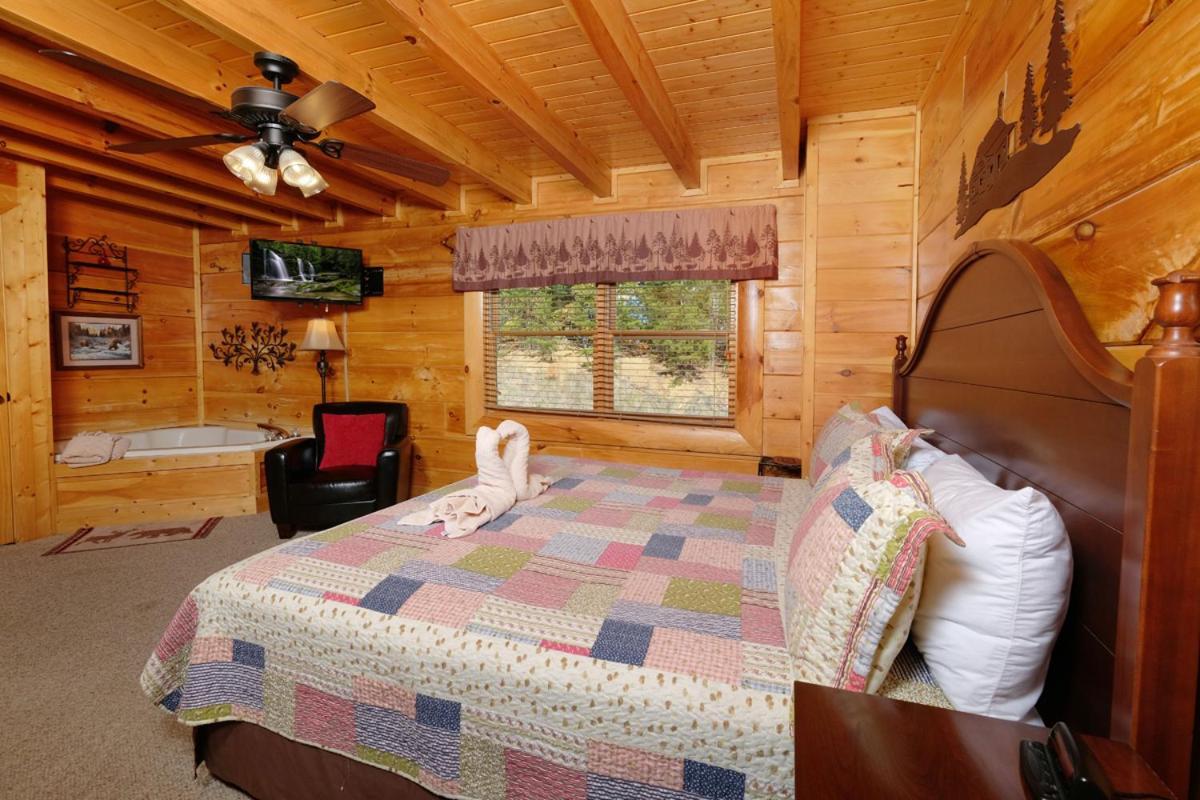 Modern 2br Hot Tub Pool Table Free Attraction Tickets Holiday home Pigeon Forge