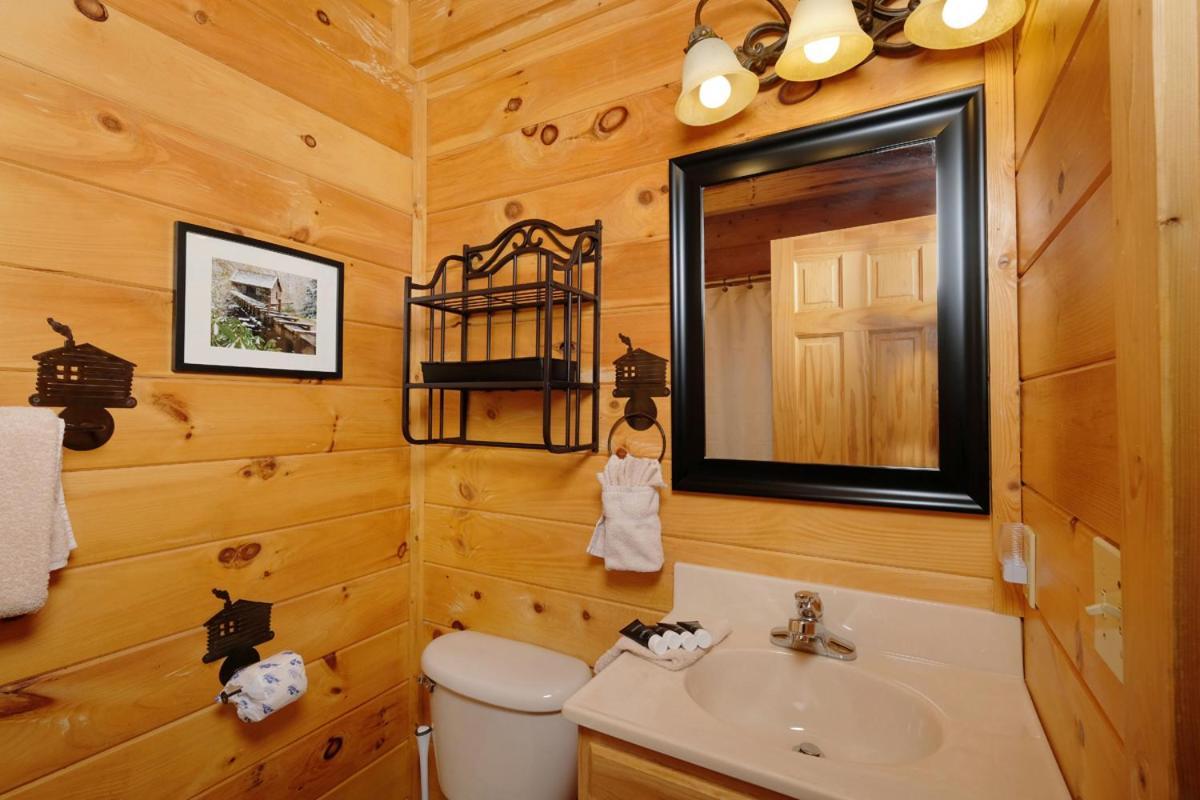Modern 2br Hot Tub Pool Table Free Attraction Tickets * Pigeon Forge