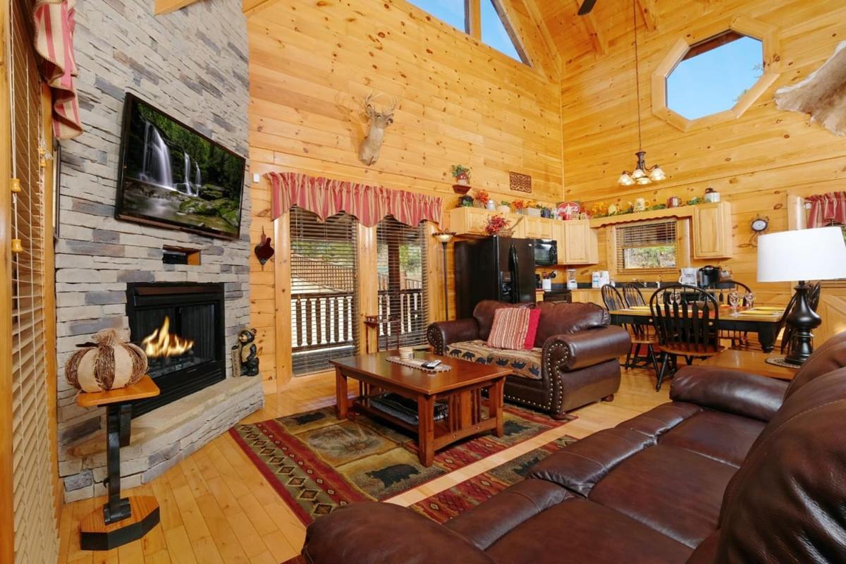 Modern 2br Hot Tub Pool Table Free Attraction Tickets Holiday home Pigeon Forge