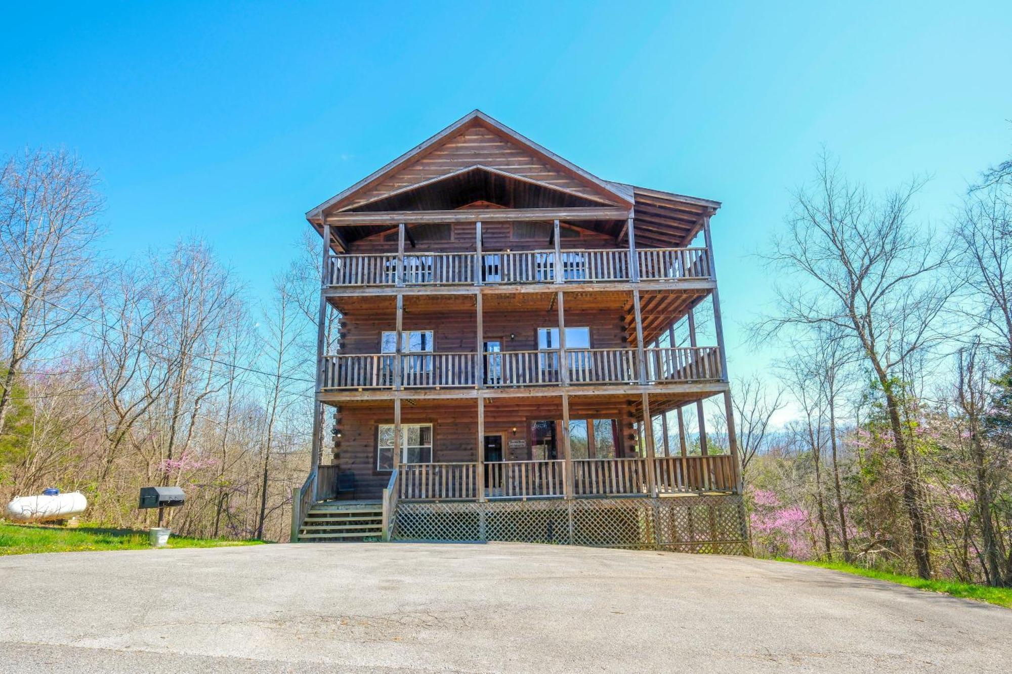 Spacious 6br Views Gameroom Theater Hot Tub Free Attraction Tickets Pigeon Forge