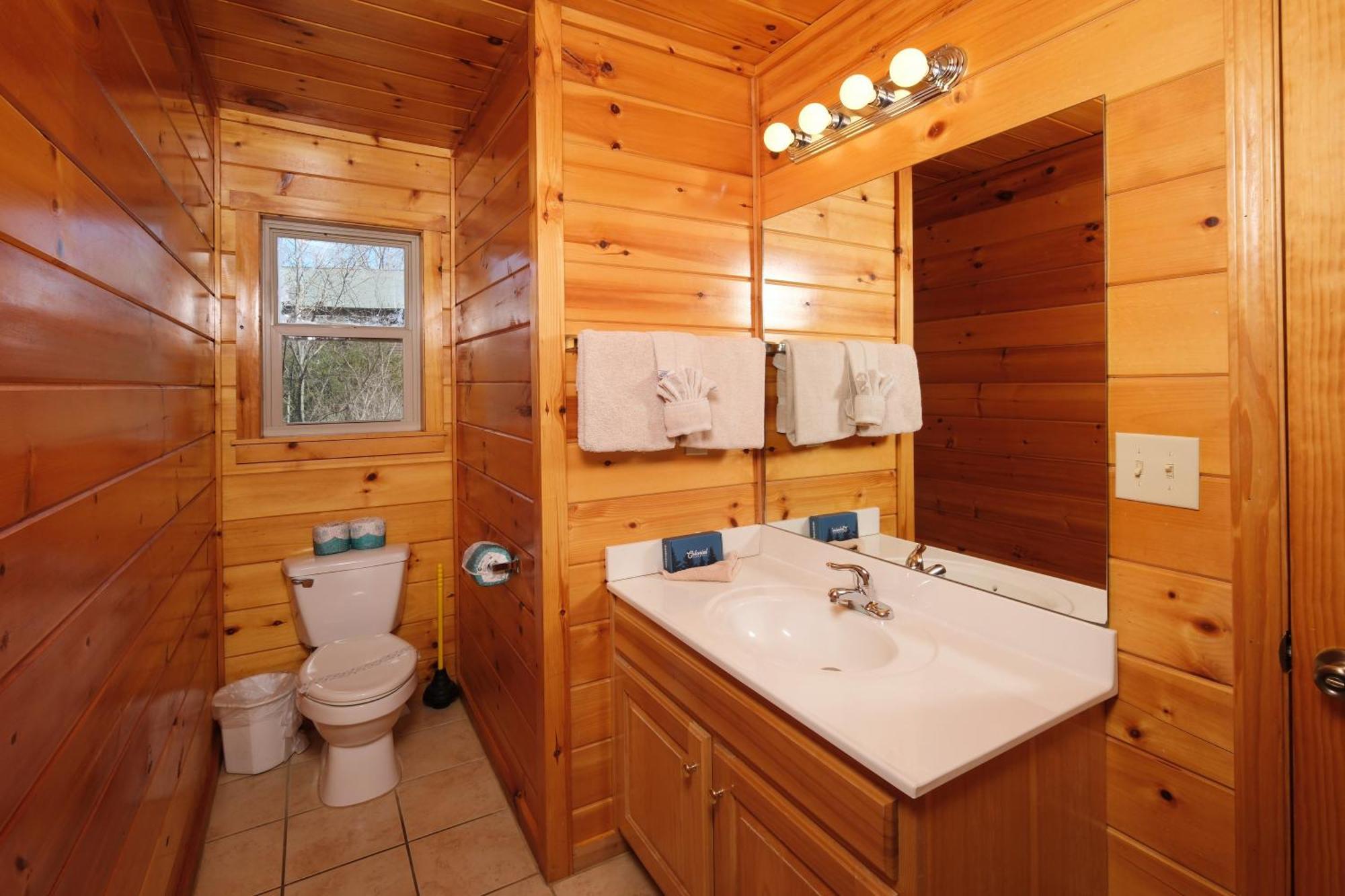 Spacious 6br Views Gameroom Theater Hot Tub Free Attraction Tickets Holiday home Pigeon Forge