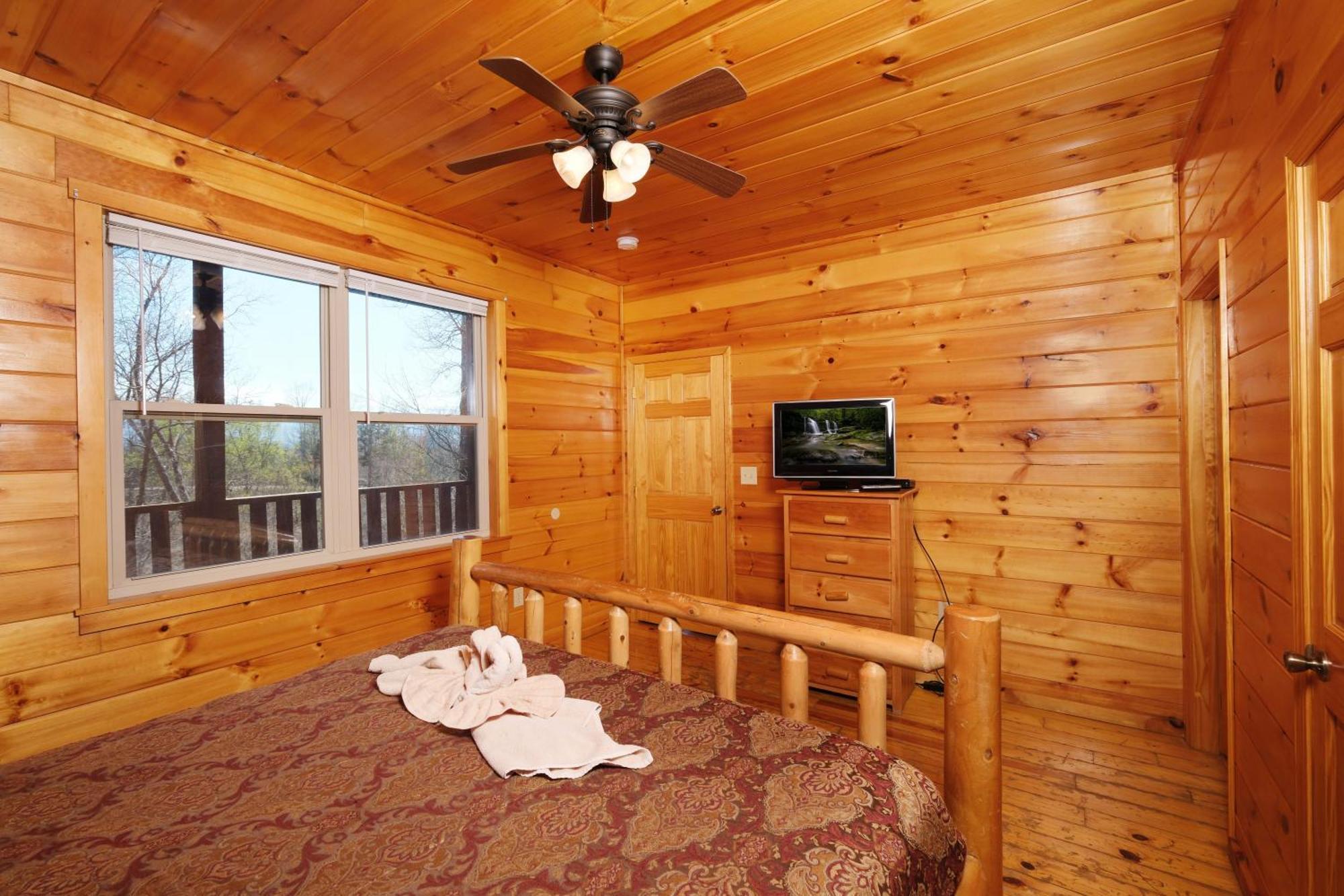 Spacious 6br Views Gameroom Theater Hot Tub Free Attraction Tickets Holiday home Pigeon Forge