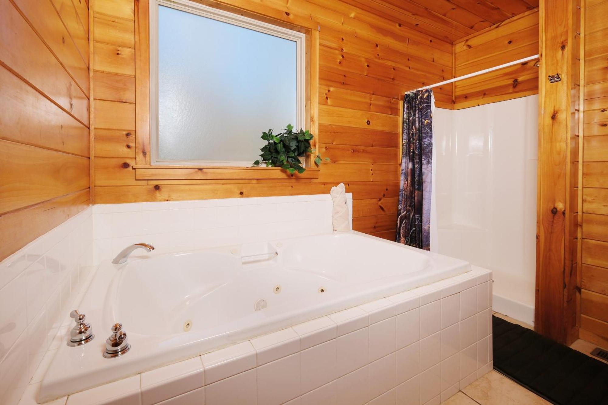 Spacious 6br Views Gameroom Theater Hot Tub Free Attraction Tickets * Pigeon Forge